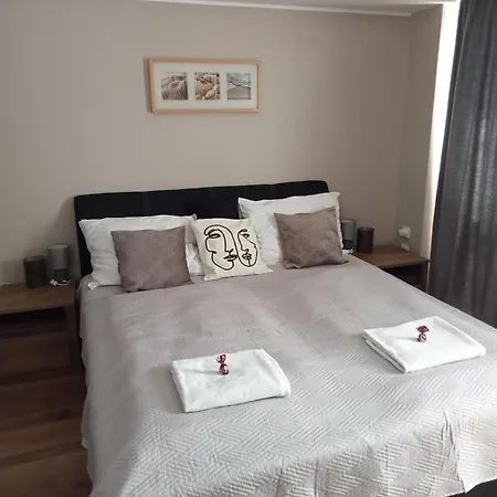 شقة Erzso Apartman *