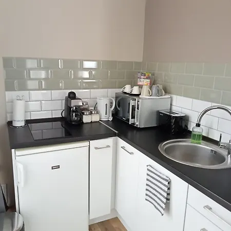 شقة Erzso Apartman *