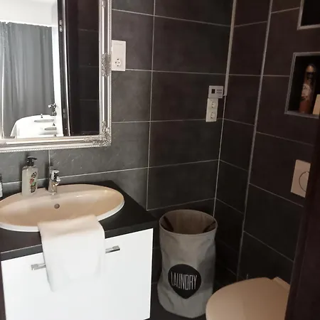 Erzso Apartman شقة *